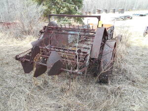 ANTIQUE MANURE SPREADER