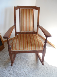 ANTIQUE ROCKING CHAIR