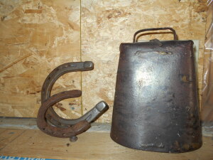 ANTIQUE COW BELL & HORSE SHOES