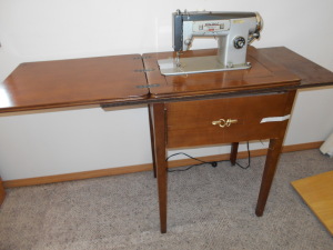 ANTIQUE SEWING MACHINE WITH TABLE