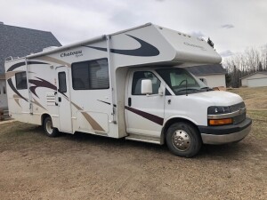 30 1/2 FOOT FOURWINDS CHATEAU SPORT WITH AIR CONDITIONING, MICROWAVE, STOVE WITH OVEN, LRG FRIDGE & FREEZER, SLEEPS 7, NEW BATTERY, ALWAYS STORED INSIDE, 6 litre vortec gas motor, very clean unit IN IMMACULATE CONDITION2007 Chevrolet/White/Cutaway Van/Gas