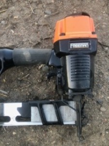 FREEMAN AIR STAPLE GUN FOR GAME FENCING - INCLUDES STAPLES